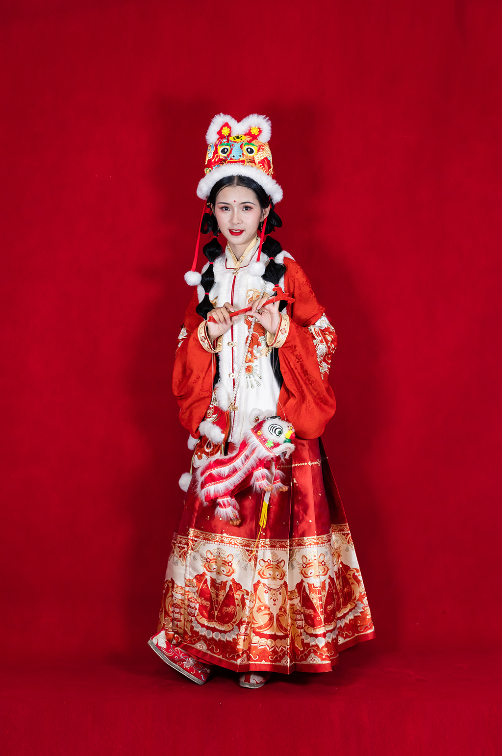 红色新年汉服女生手提醒狮人物摄影图片素材