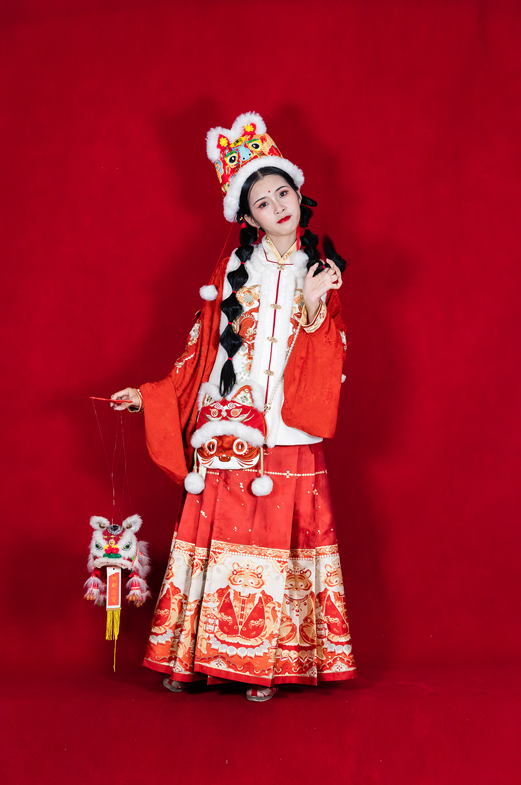 红色新年汉服女生醒狮灯会人物摄影图片素材