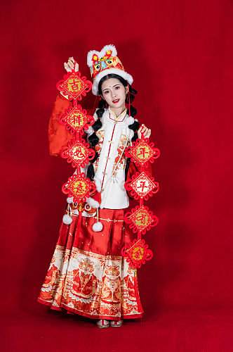 红色中国结对联新年汉服女生人物摄影图片