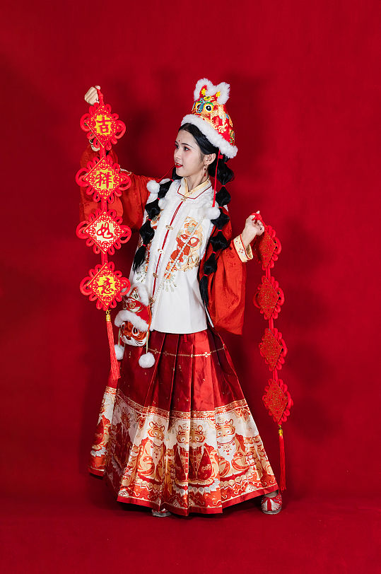 红色新年汉服女生中国结对联人物摄影图片