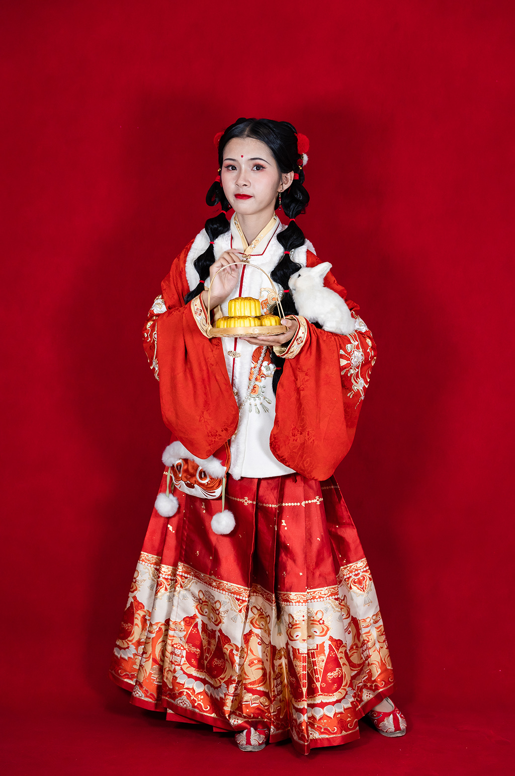 红色新年汉服女生人物摄影图片素材