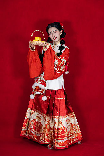 红色中秋节汉服女生兔子月饼人物摄影图片