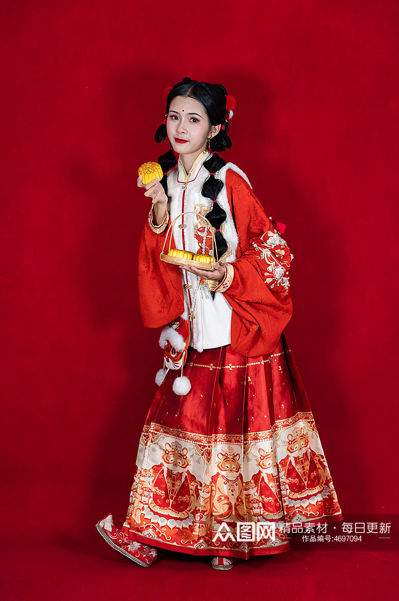 中秋节汉服女生吃月饼人物摄影图片素材