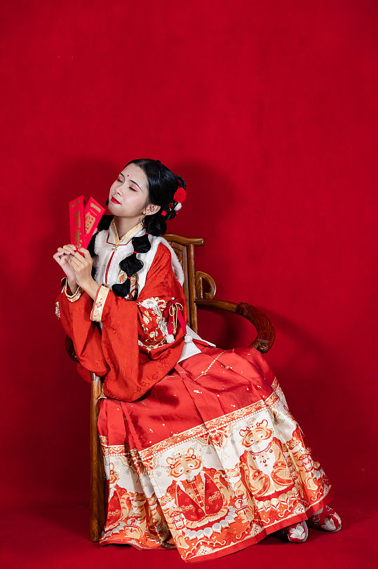 红包新年刺绣汉服女生折扇坐姿人物摄影图片
