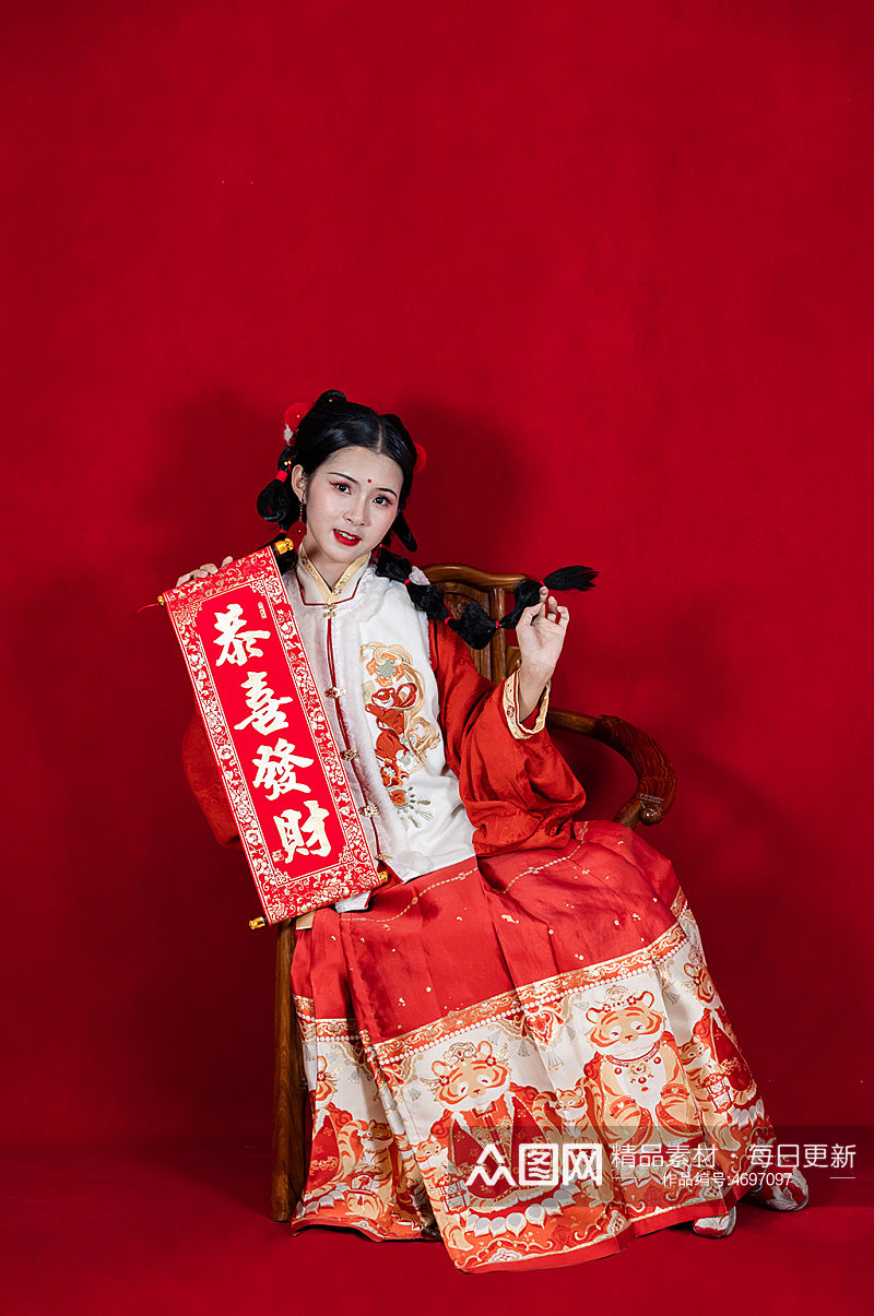 红色新年汉服女生恭喜发财坐姿人物摄影图片素材