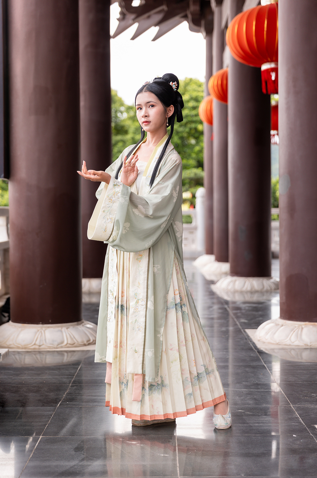 国风宋制汉服女性人物摄影图素材