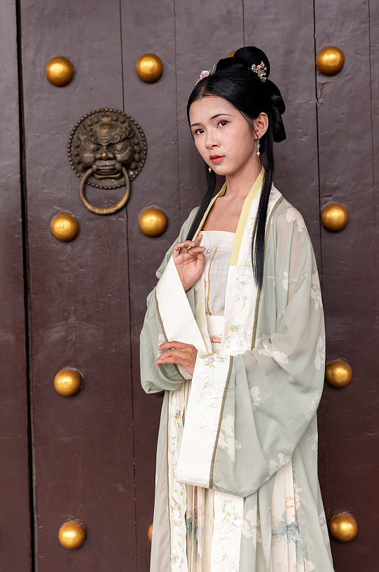 国风宋制汉服女性站姿鼓楼门人物摄影图