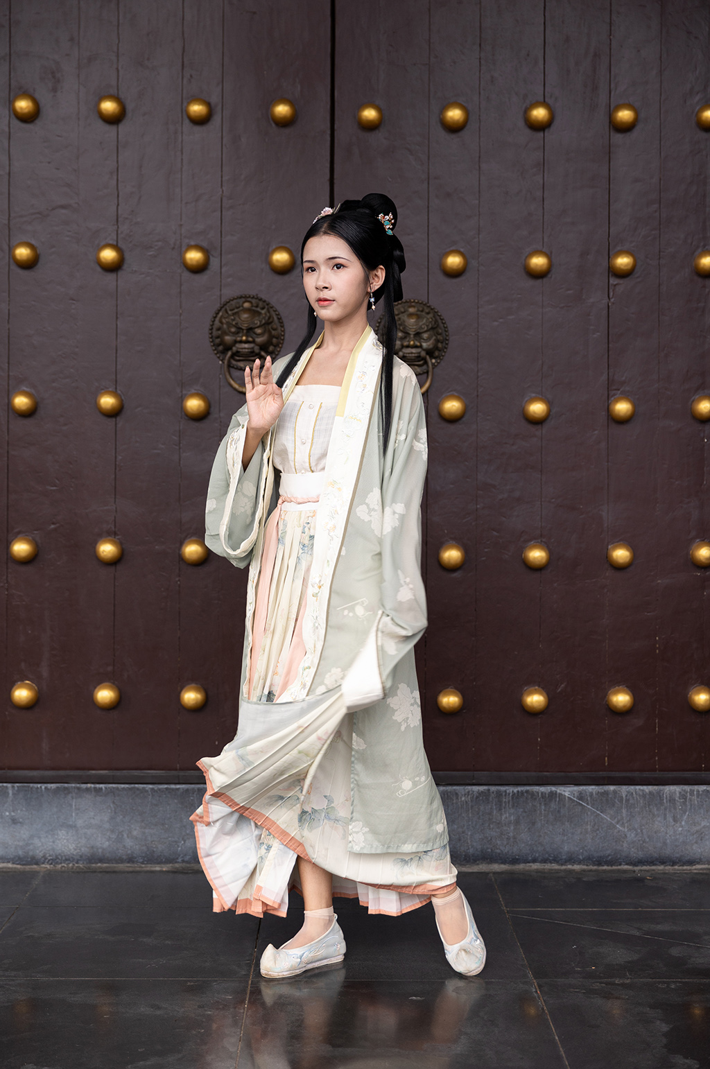 国风淡雅淡绿宋制汉服女性站姿人物摄影图素材