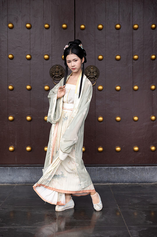 国风宋制汉服女性站姿形象人物摄影图