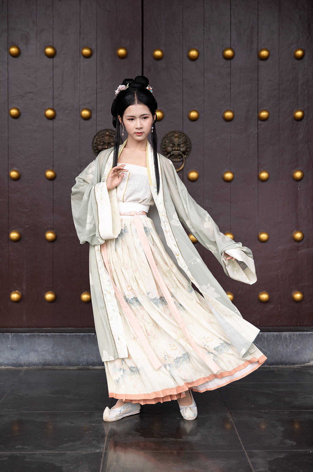 国风宋制汉服女性飘逸汉服站姿人物摄影图素材