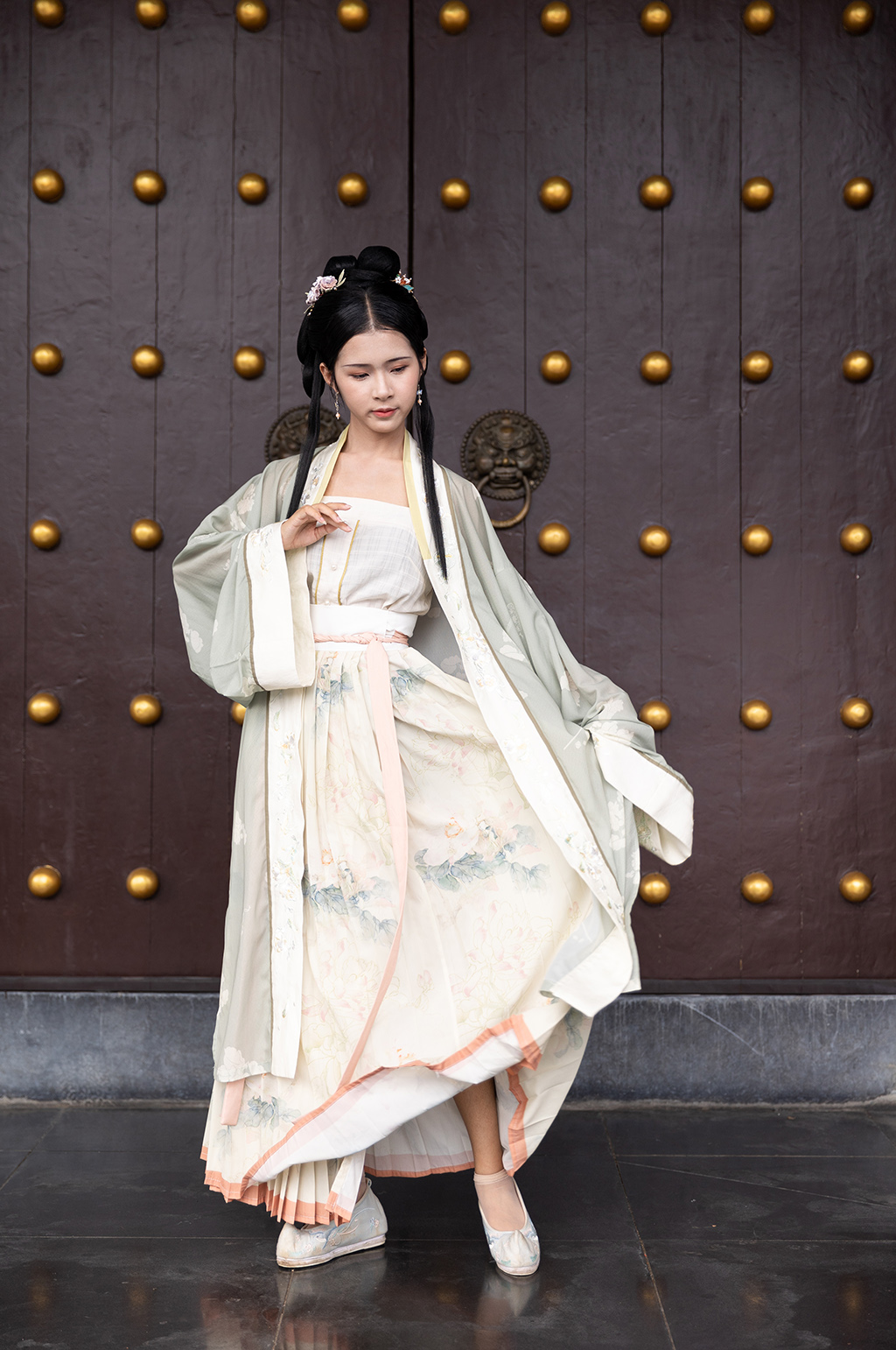 翩翩起舞国风宋制汉服女性人物摄影图素材