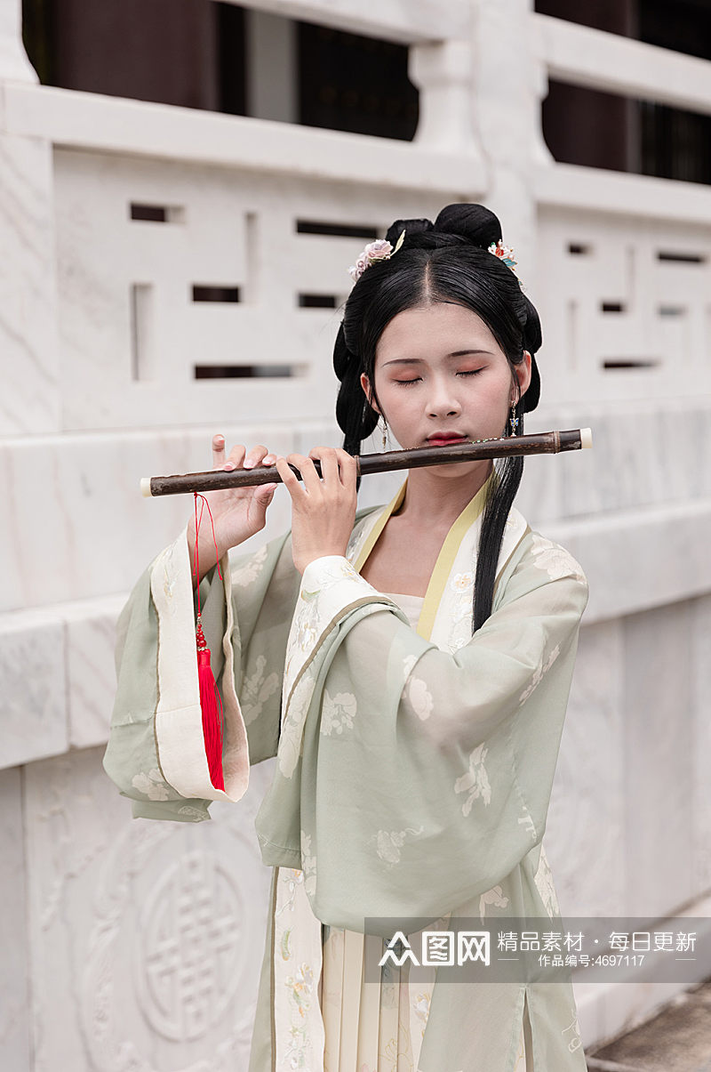 中式宋制汉服女性人物手拿横笛摄影图素材