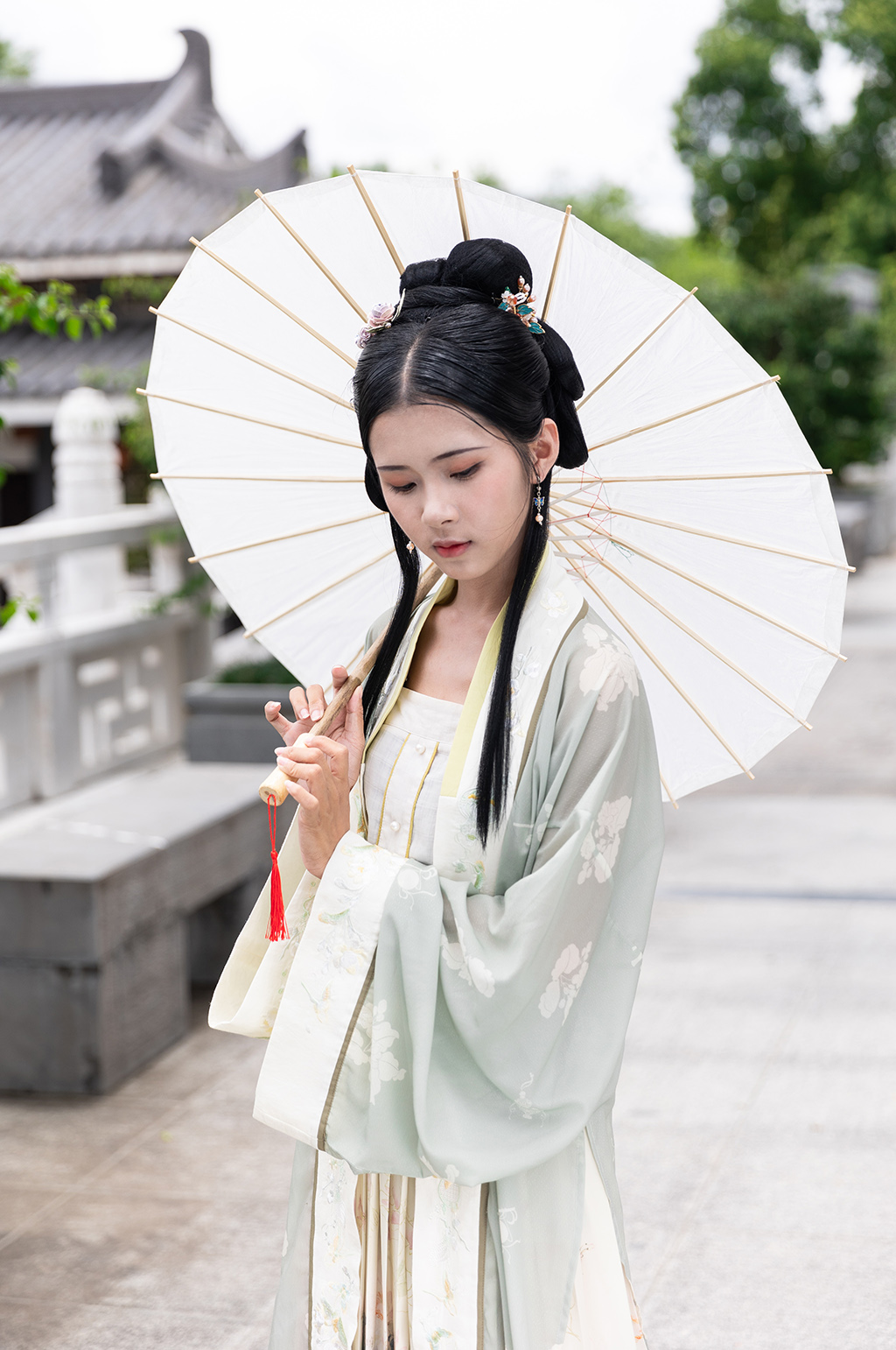 国风淡绿宋制汉服女性油纸伞人物摄影图素材