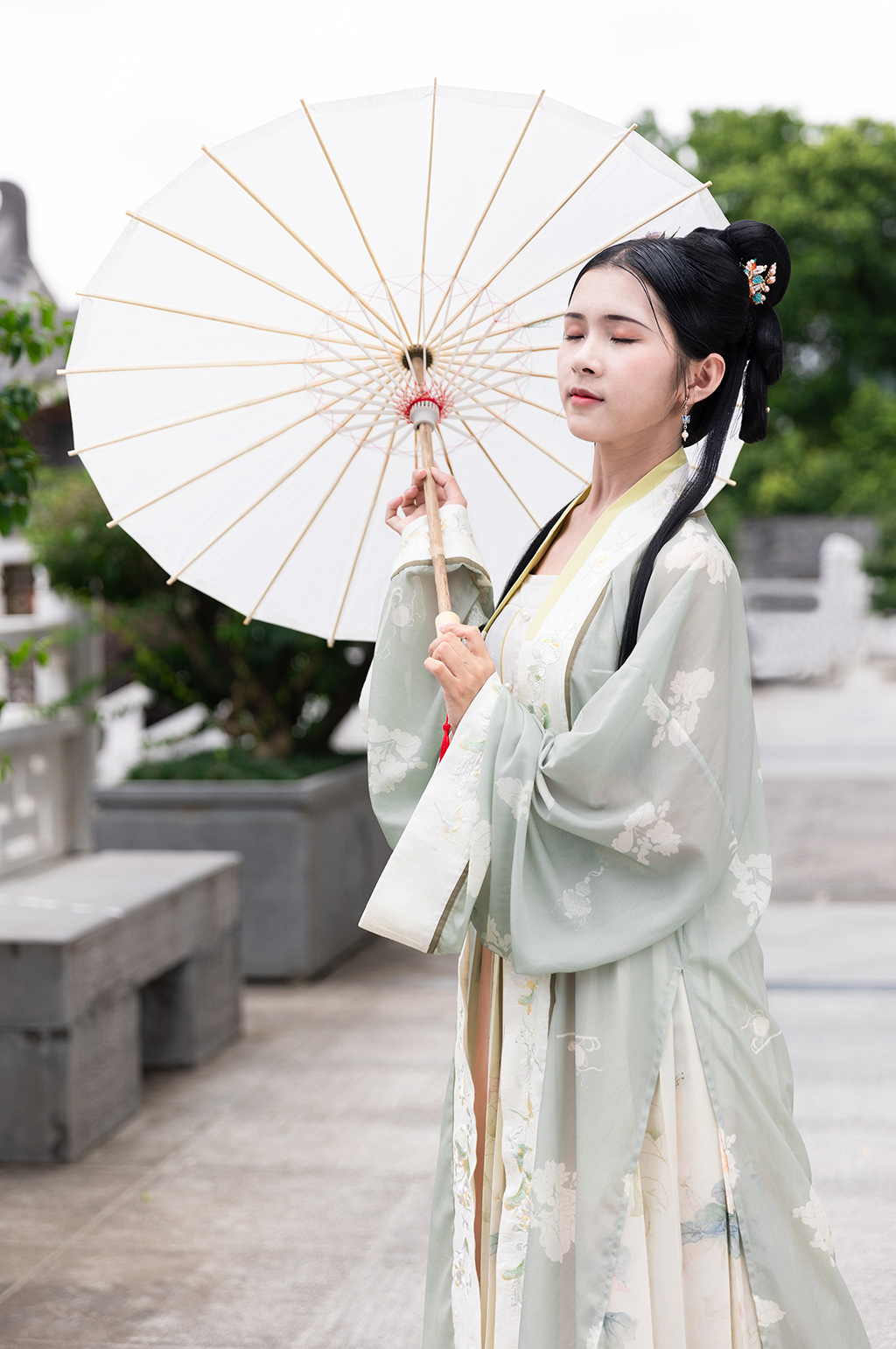 古风汉服女性人物撑油纸伞摄影图素材