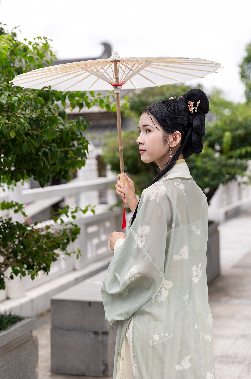 国风油纸伞宋制汉服女性鼓楼人物摄影图素材