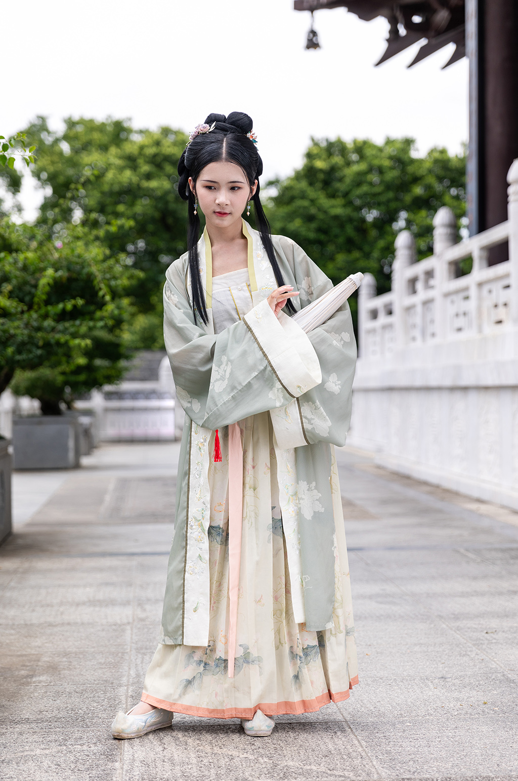 国风宋制汉服女性油纸伞古建筑人物摄影图素材