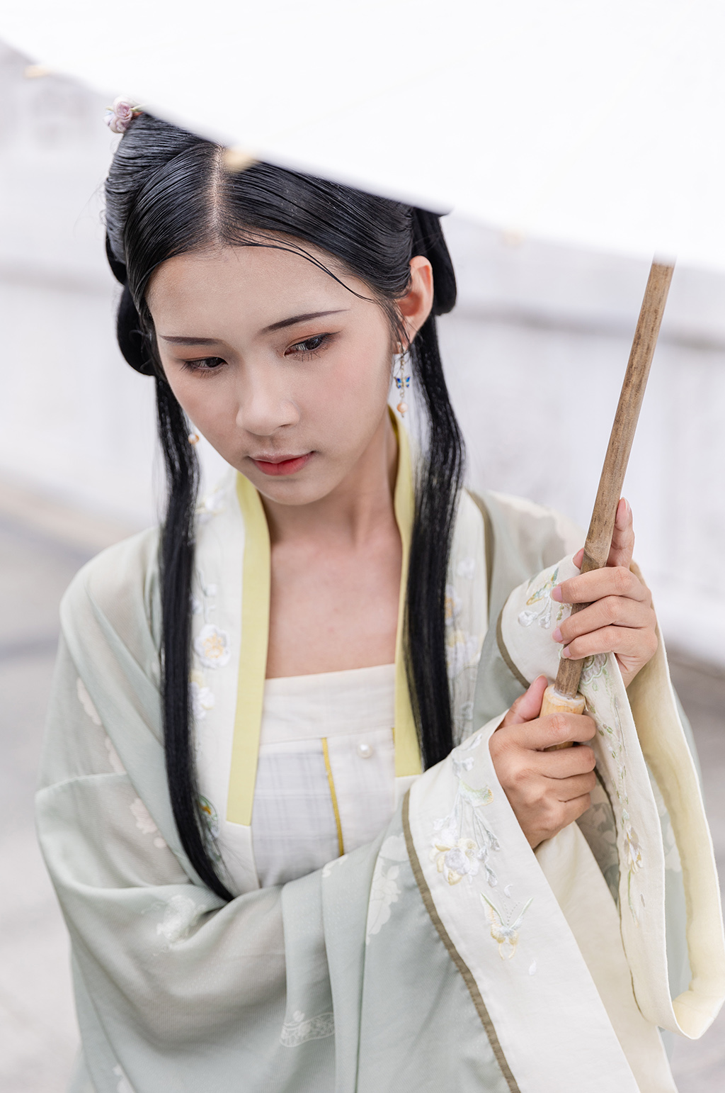 国风宋制汉服女性油纸伞人物摄影图素材