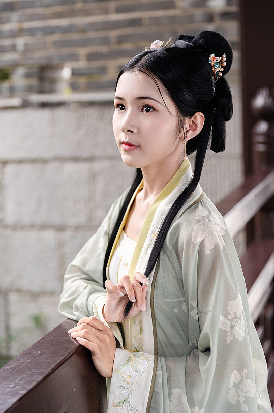 国风高清淡绿宋制汉服女性站姿人物摄影图