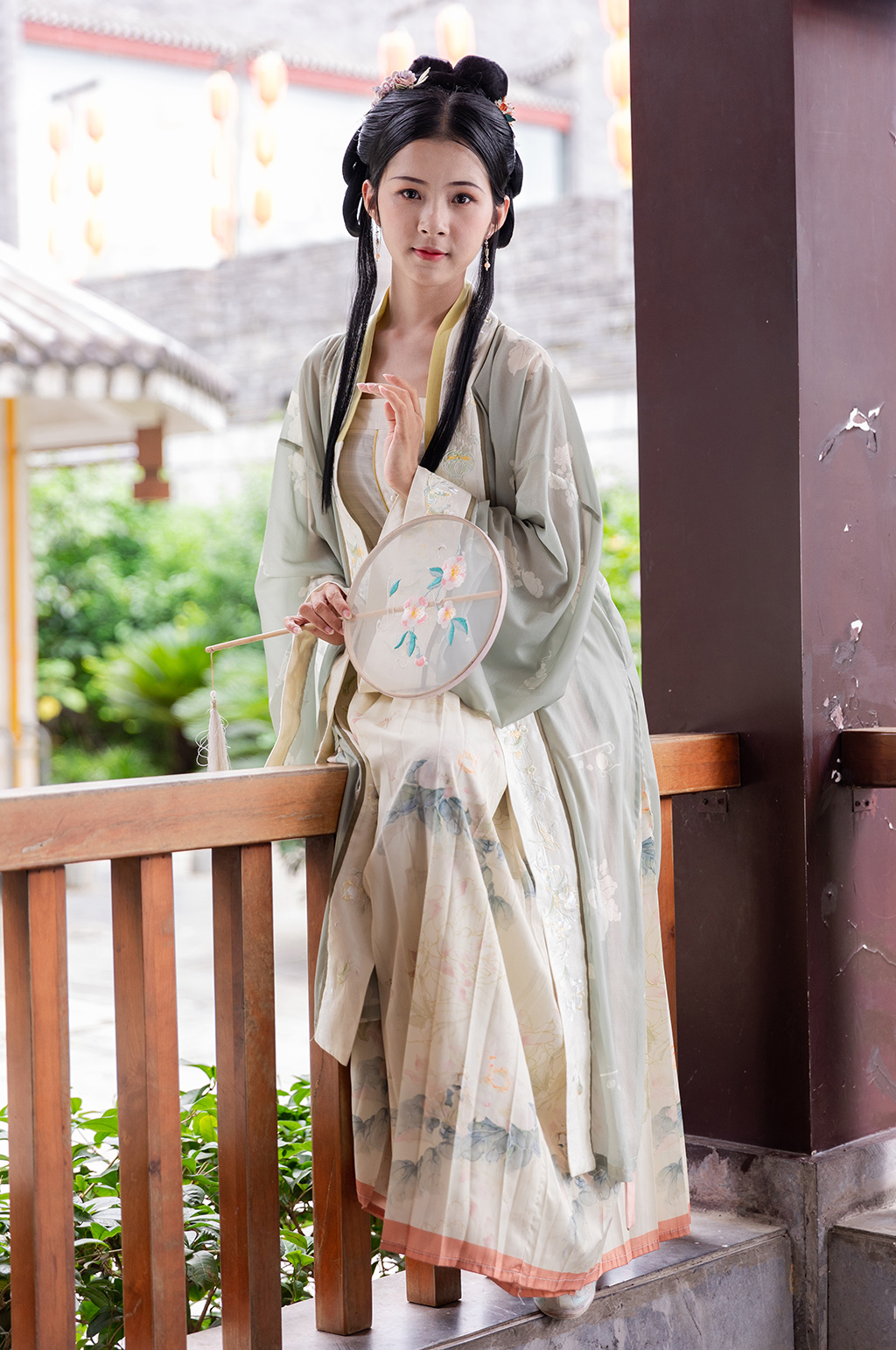 宋制汉服女性手拿蒲扇站姿人物摄影图素材