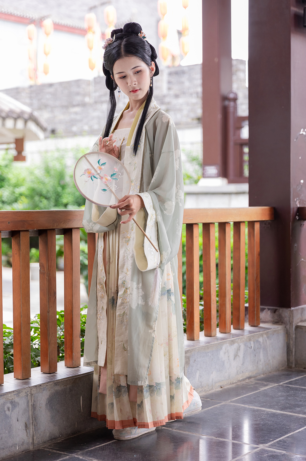 宋制汉服女性人物刺绣长廊蒲扇摄影图素材