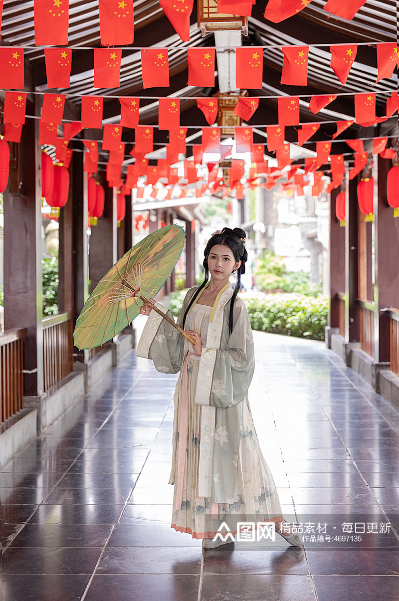 古装淡雅淡绿汉服女性人物手拿油纸伞摄影图素材