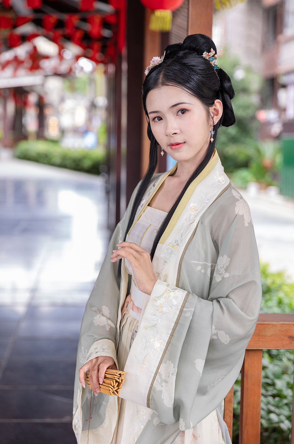 古装汉服女性人物手拿竹简长廊摄影图素材