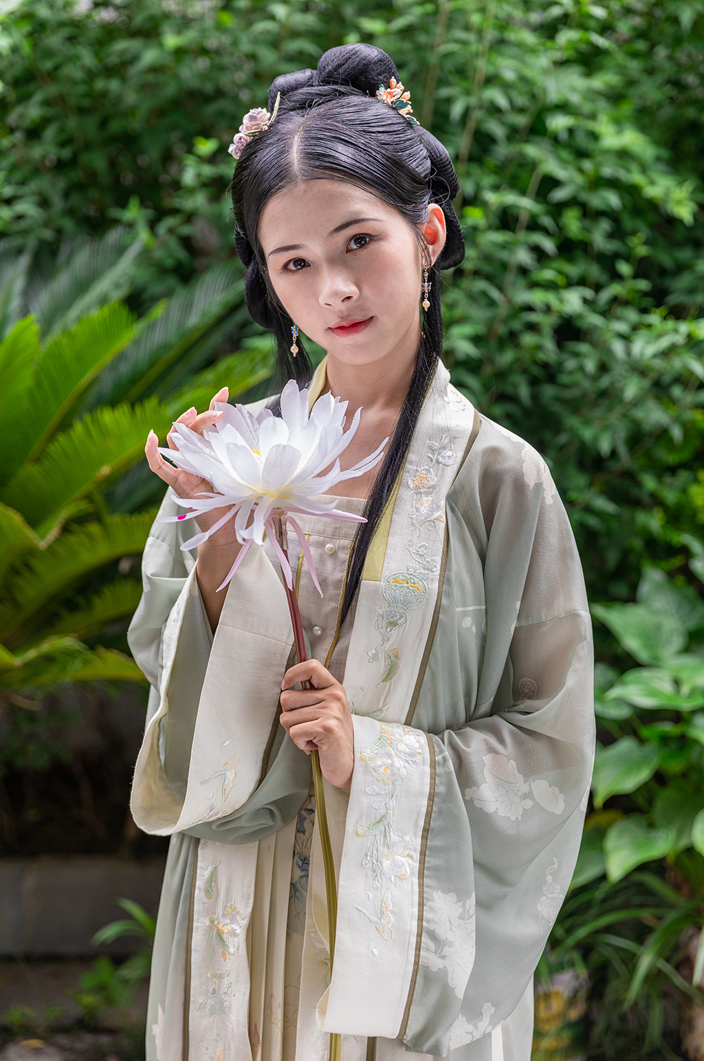 淡雅淡绿古装汉服女性人物手拿鲜花摄影图素材