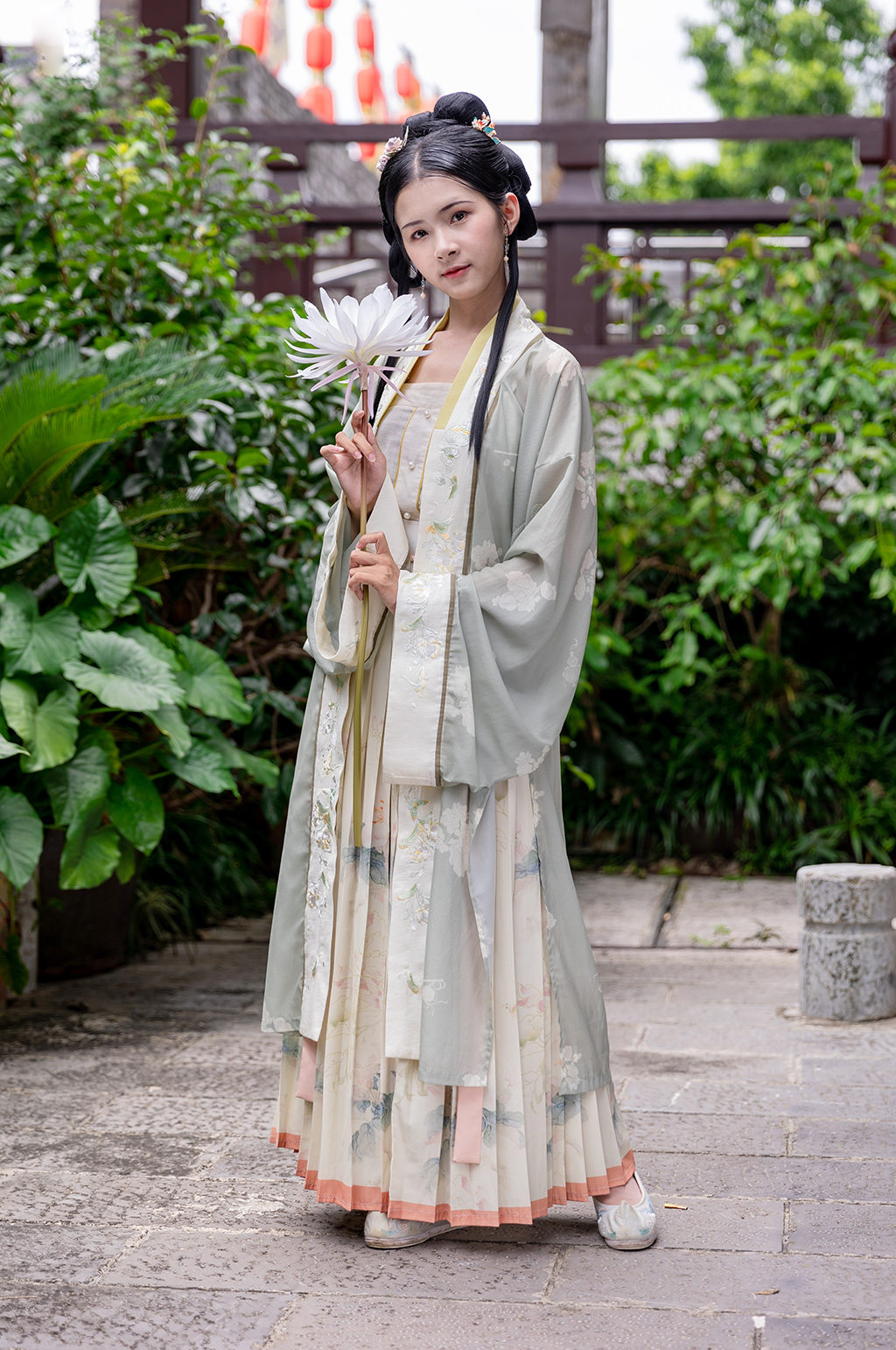 古装汉服女性人物手拿鲜花摄影图素材