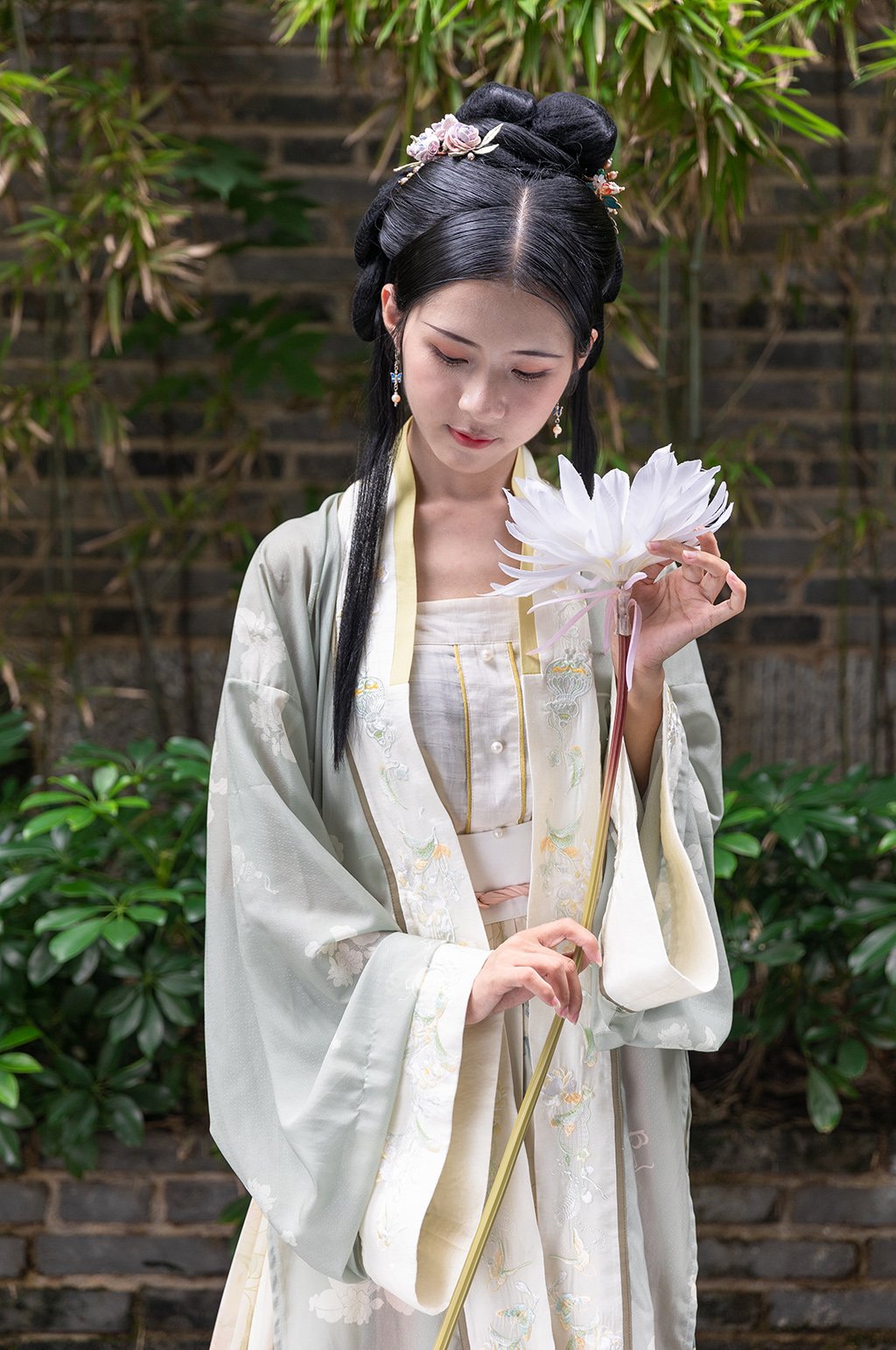 古装汉服女性人物手拿鲜花摄影图素材