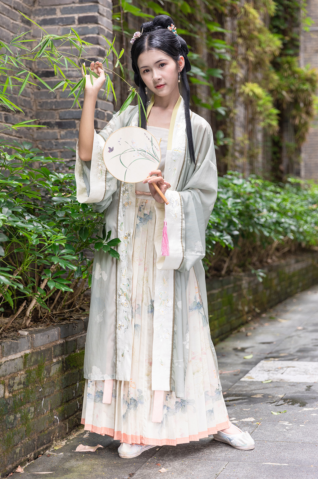 宋制汉服女性人物手拿刺绣蒲扇竹叶摄影图素材