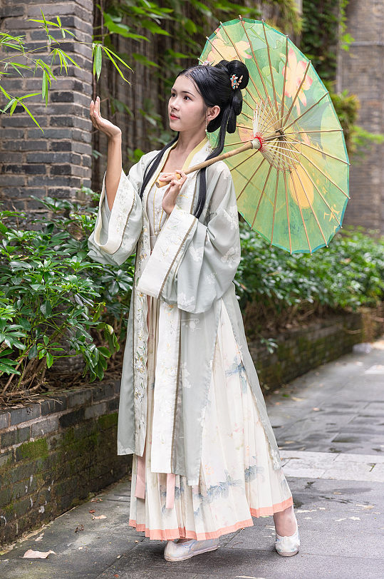 古风汉服女性人物撑伞街巷竹叶摄影图