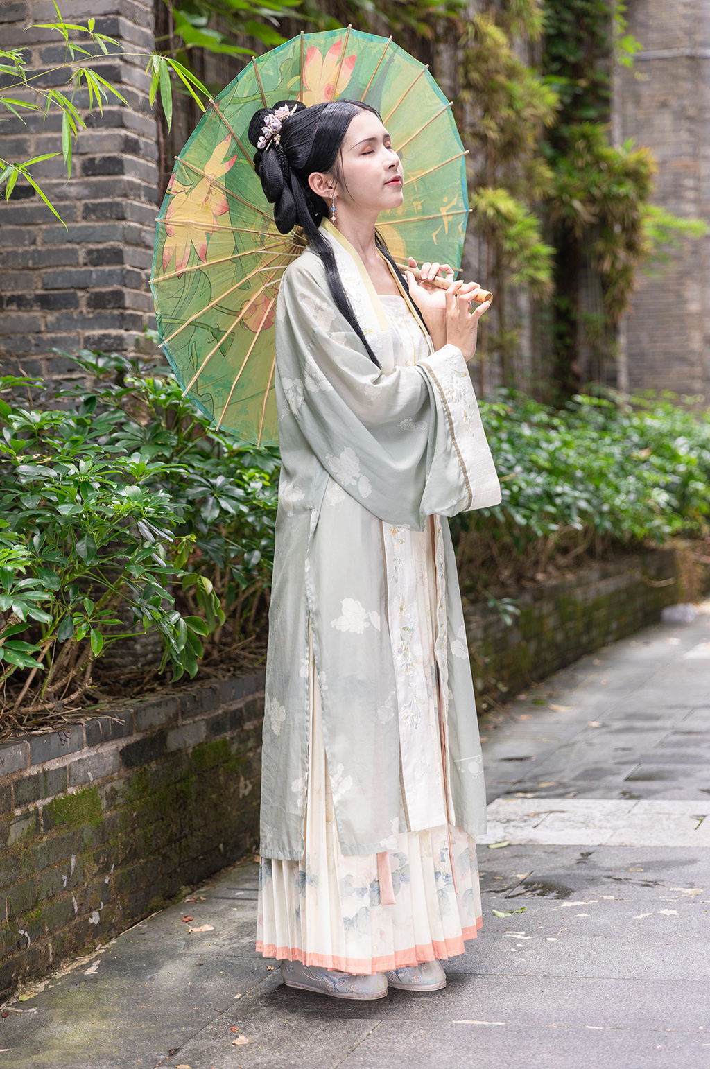 国潮古风淡绿汉服女性人物撑伞摄影图素材