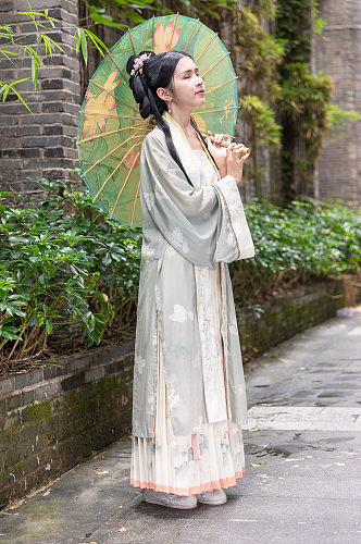 国潮古风淡绿汉服女性人物撑伞摄影图
