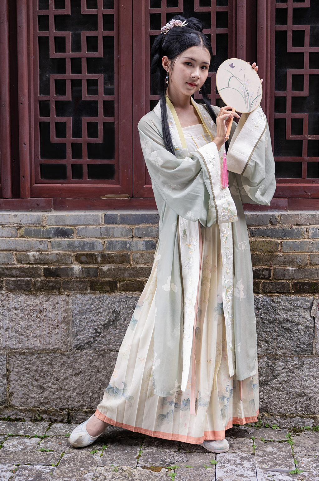 宋制汉服女性蒲扇古建筑站姿人物摄影图素材