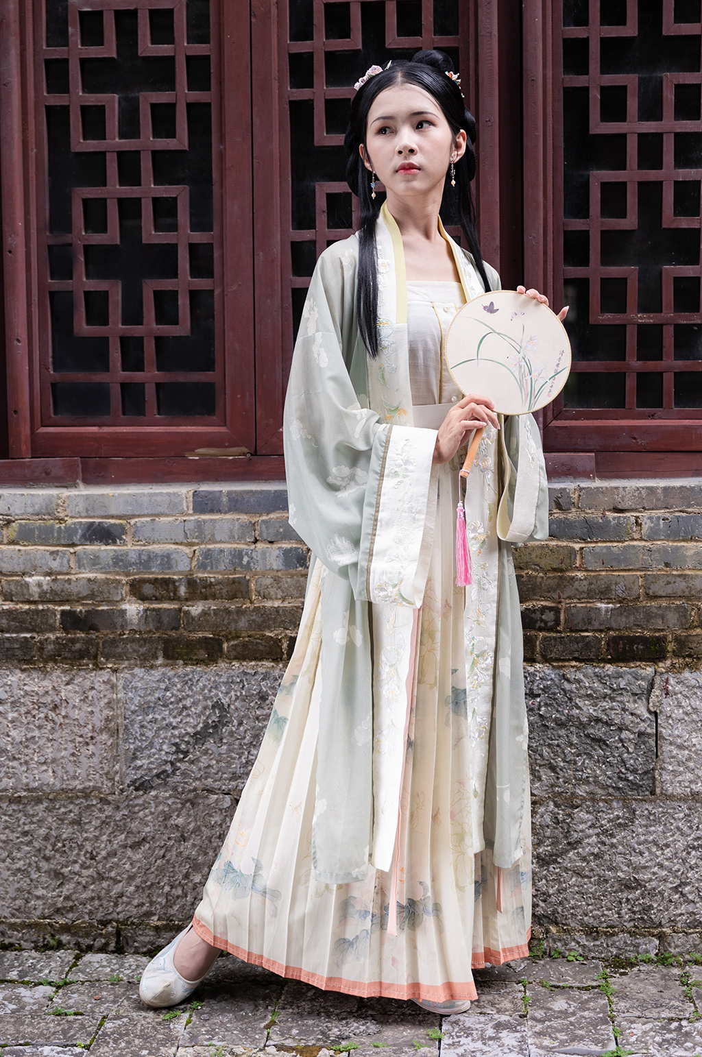 古装汉服女性手拿蒲扇站姿人物摄影图素材