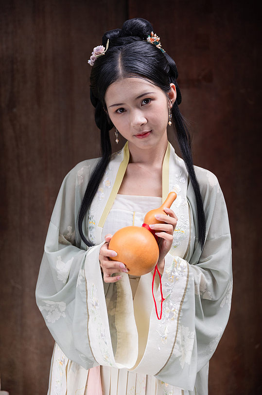 高清古装汉服女性人物手拿葫芦摄影图