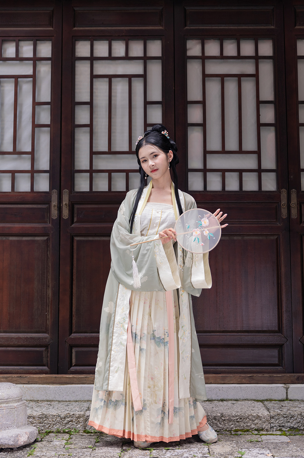 国风宋制汉服女性蒲扇站姿人物摄影图素材