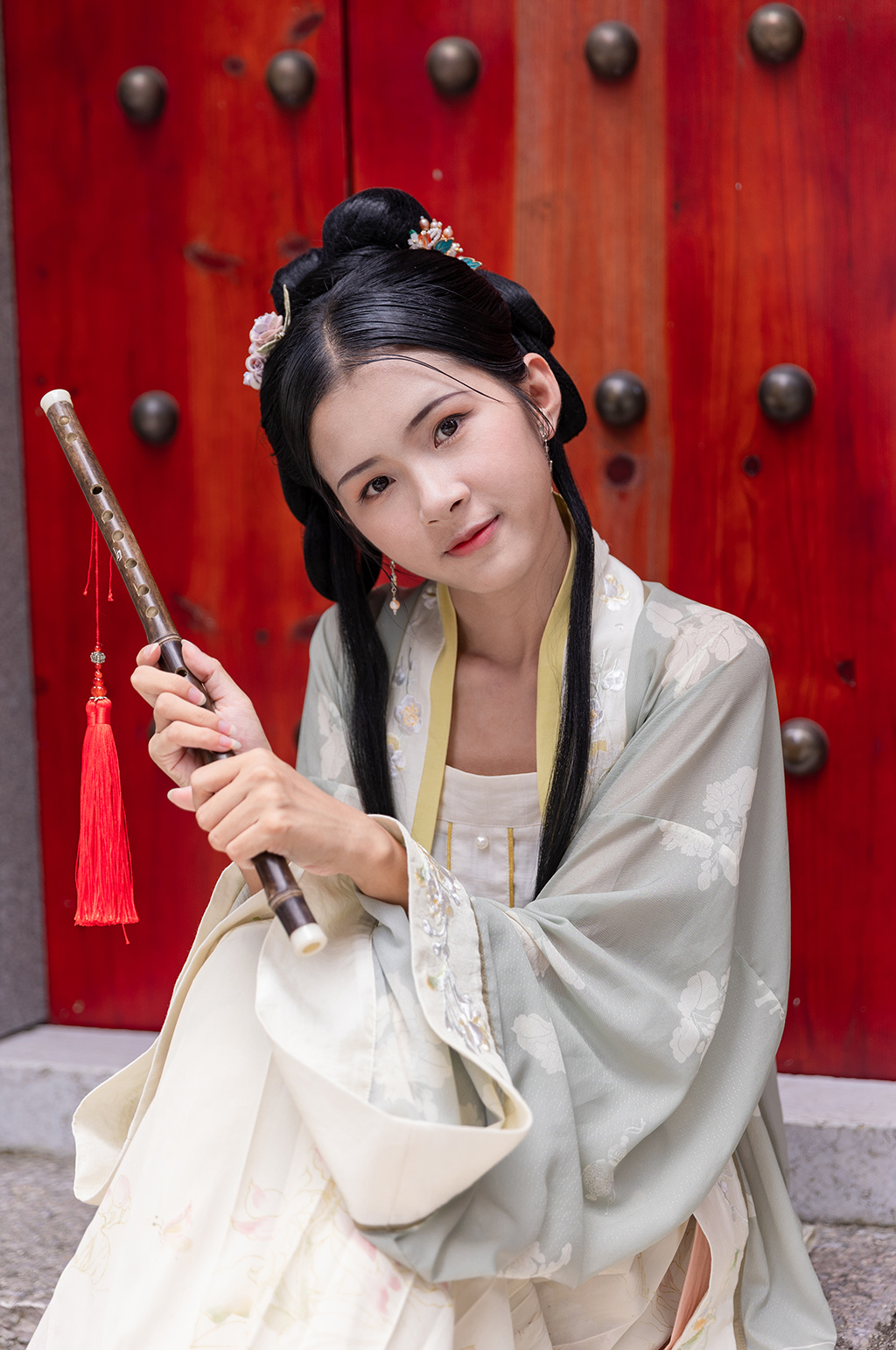 国潮古装汉服女性人物手拿横笛坐姿摄影图素材