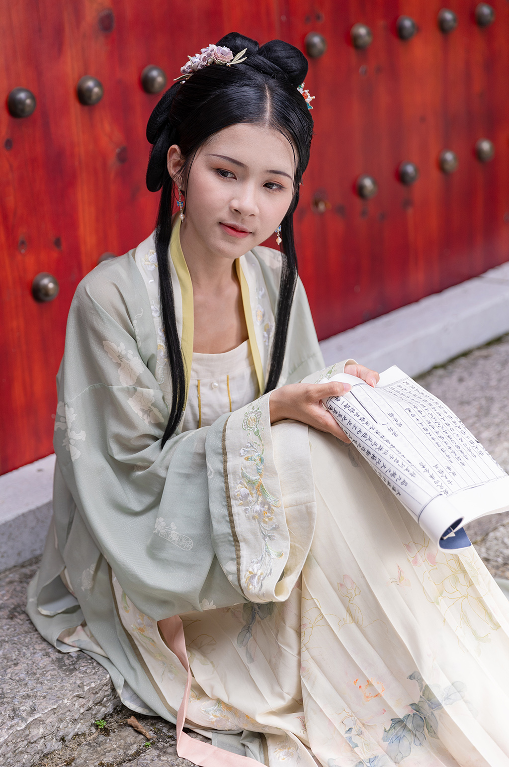 国潮古装汉服女性人物手拿诗词坐姿摄影图素材