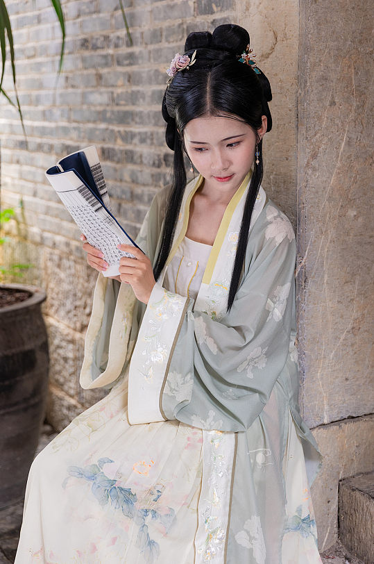 国风古装汉服女性人物背诗词坐姿摄影图