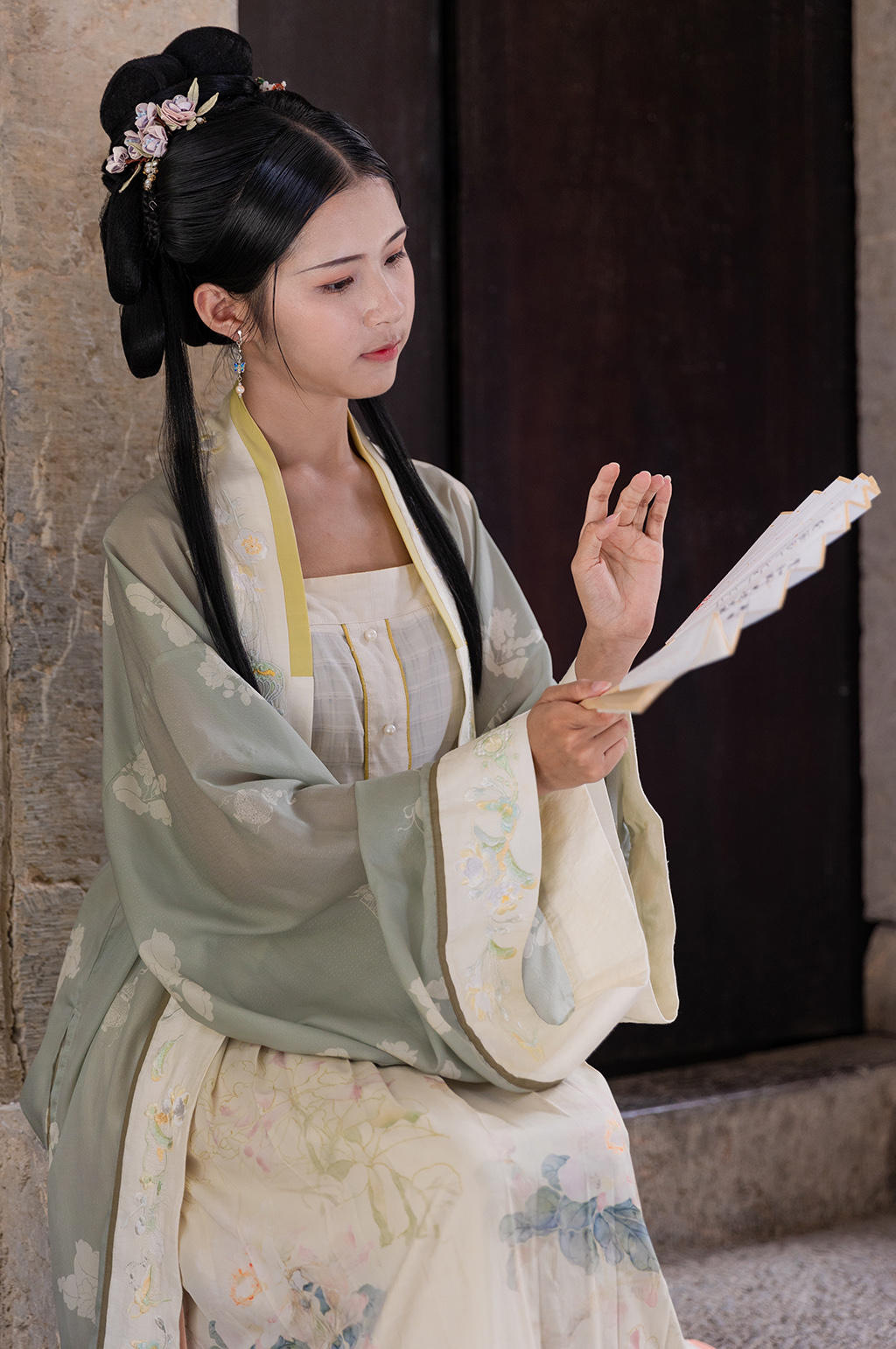 古装汉服女性人物手拿折扇坐姿摄影图素材