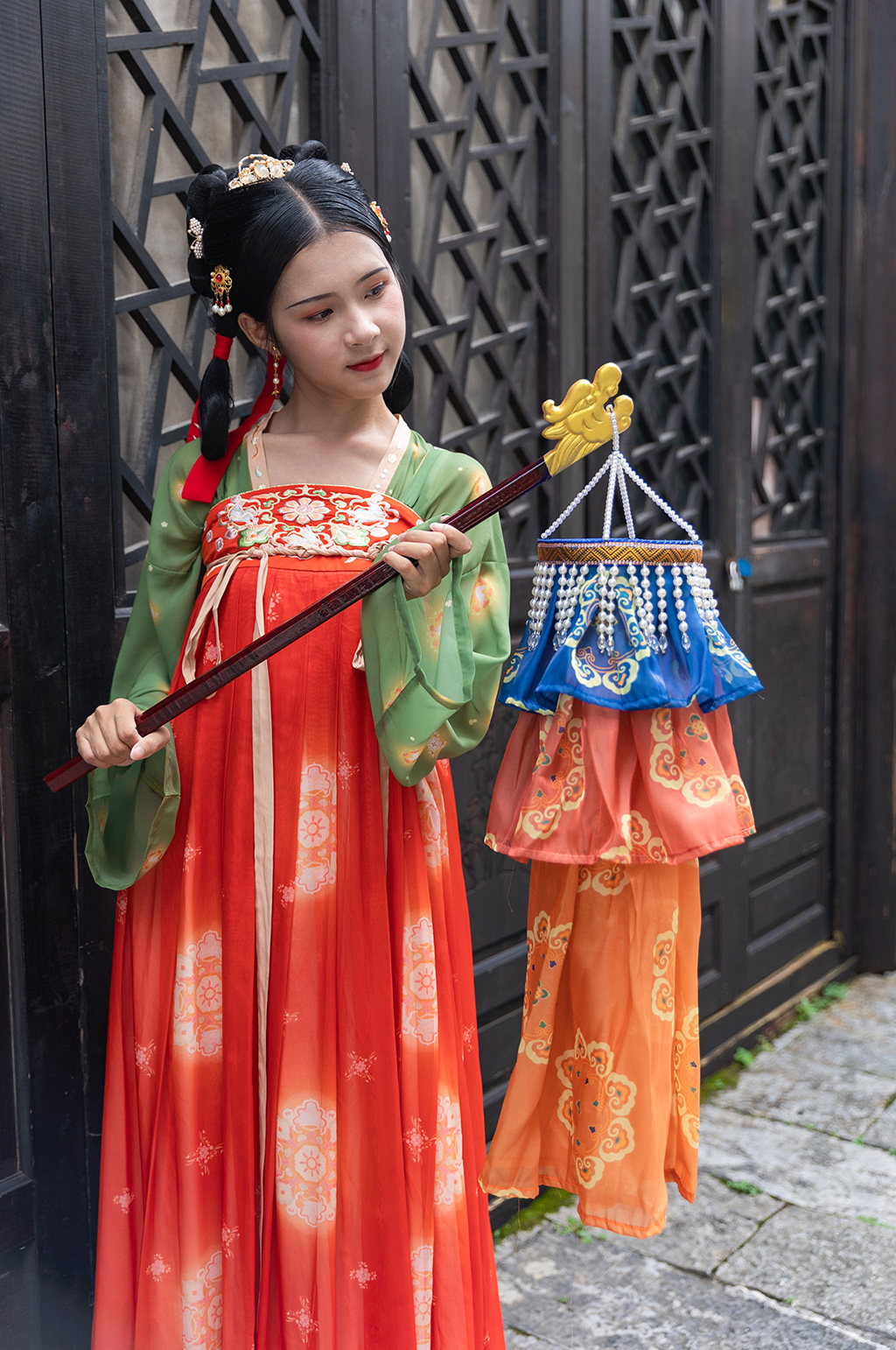 中秋节国潮唐制汉服女性绛纱灯人物摄影图素材