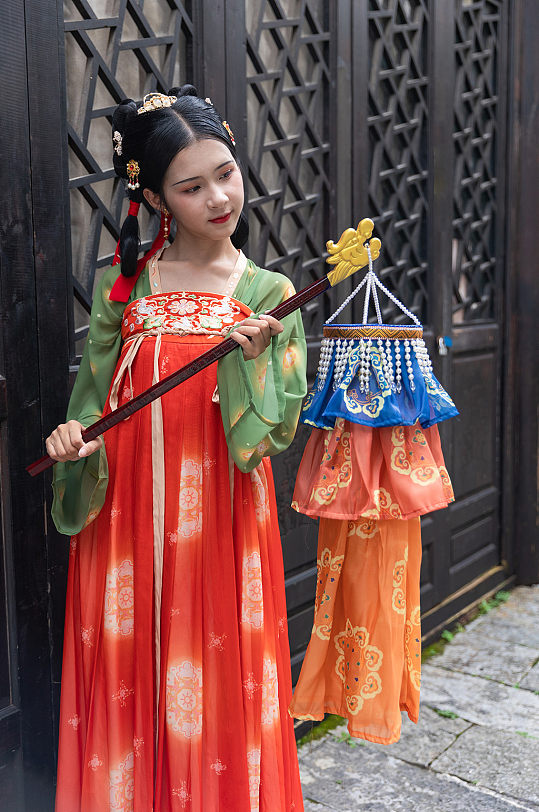 中秋节国潮唐制汉服女性绛纱灯人物摄影图