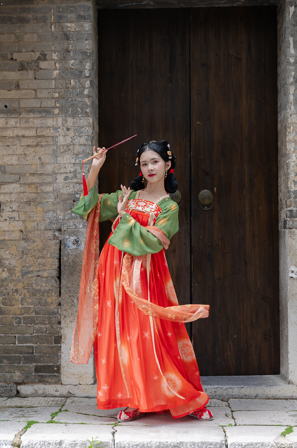 国潮翩翩起舞唐制汉服女性人物摄影图素材