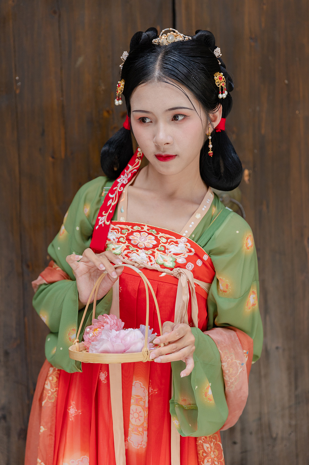 国潮唐制汉服女性夏日采鲜花人物摄影图素材