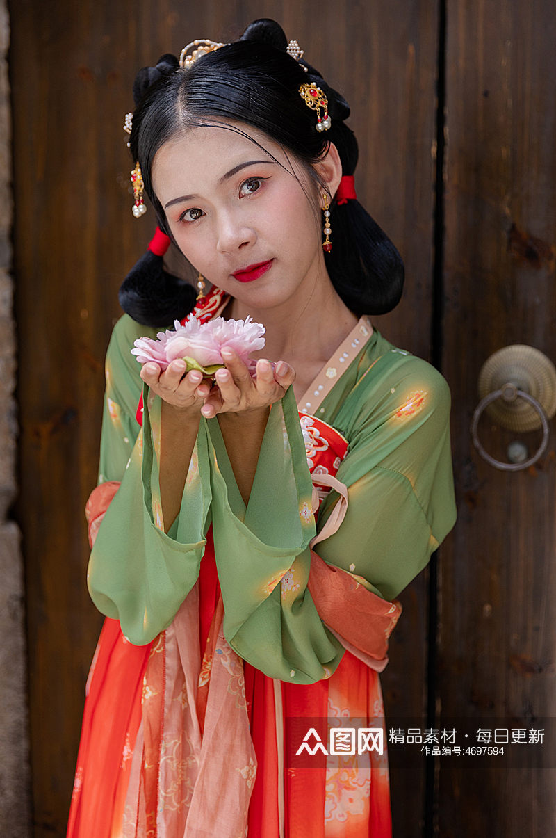 高清国潮唐制汉服女性手捧鲜花人物摄影图素材