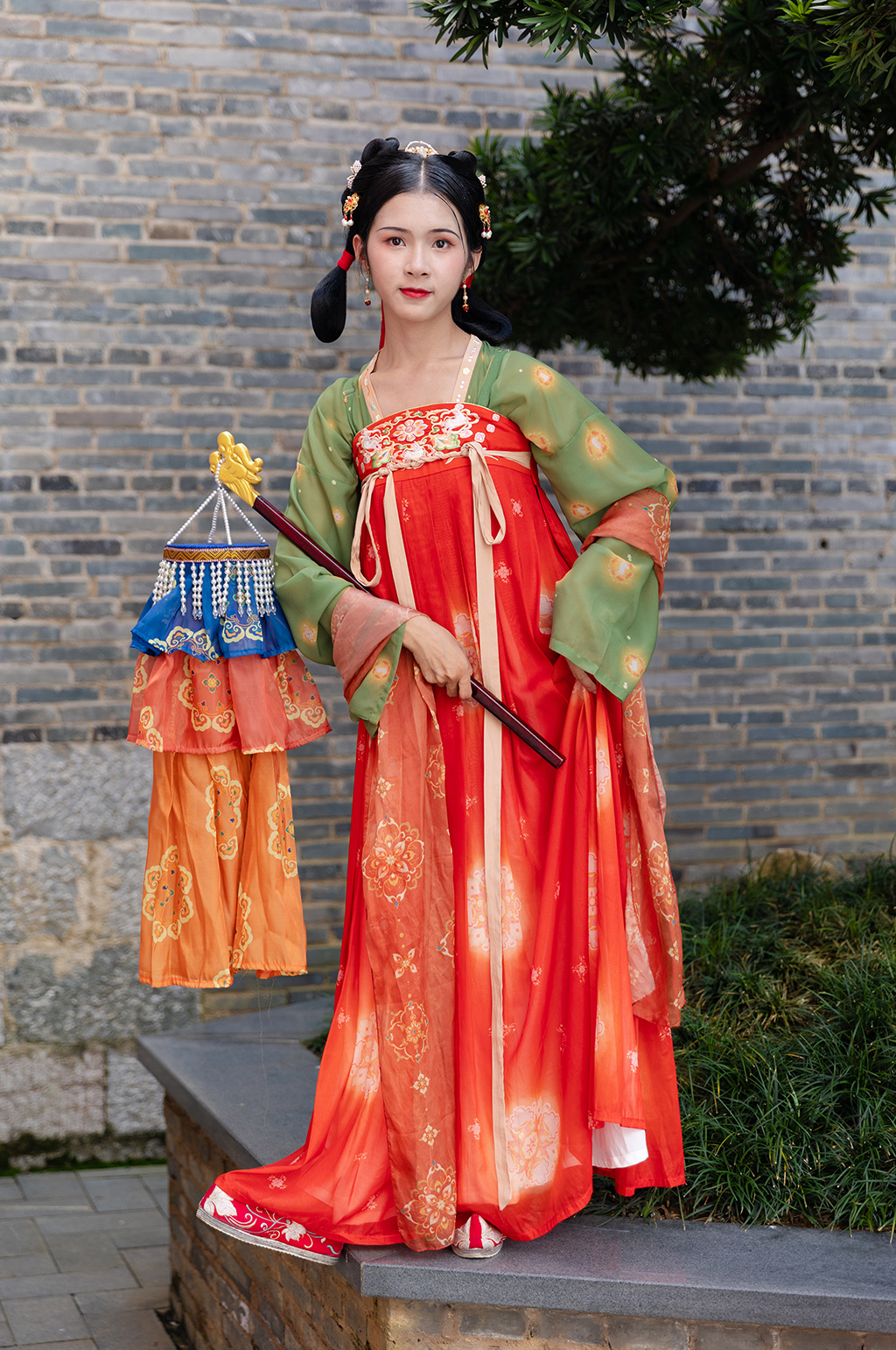 国潮唐制汉服女性绛纱灯灯会人物摄影图素材