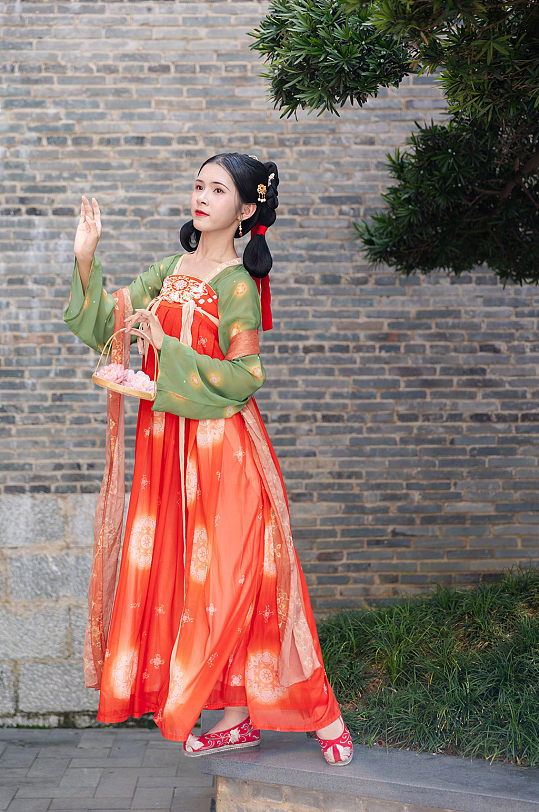 国潮唐制汉服女性中秋节奔月人物摄影图