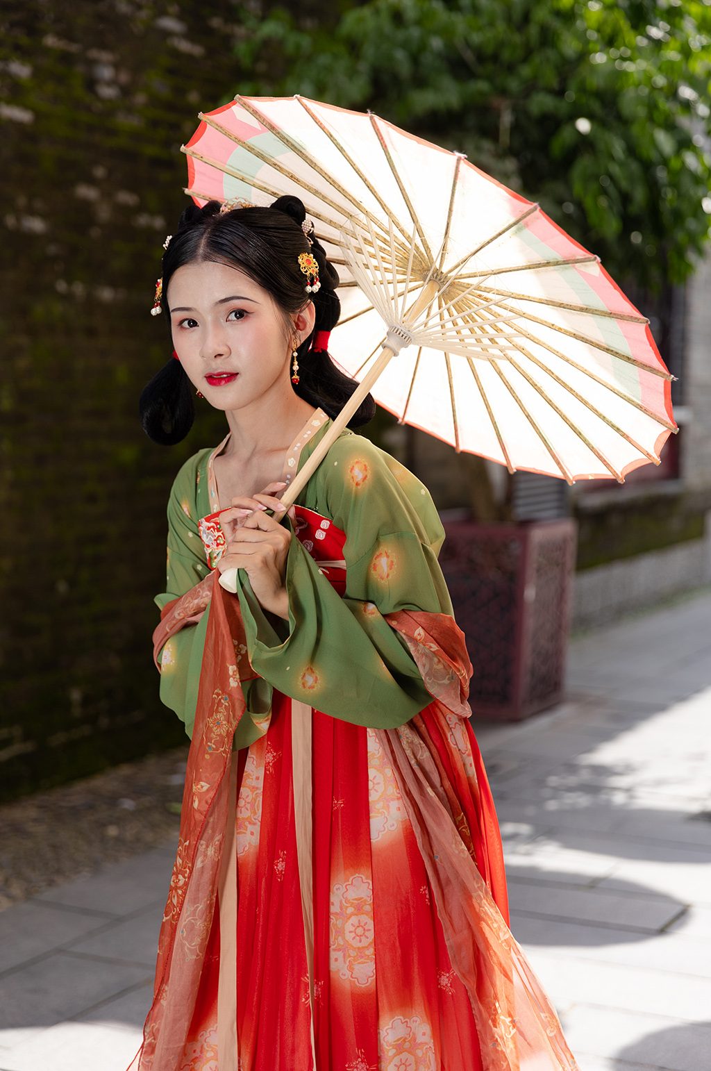 可爱国潮唐制汉服女性油纸伞人物摄影图素材