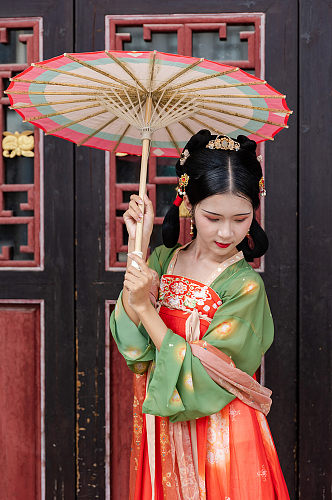 唐制古装汉服女性撑雨伞人物摄影图